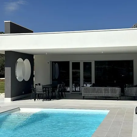 Villa Nanni Contemporary, Pool And Garden